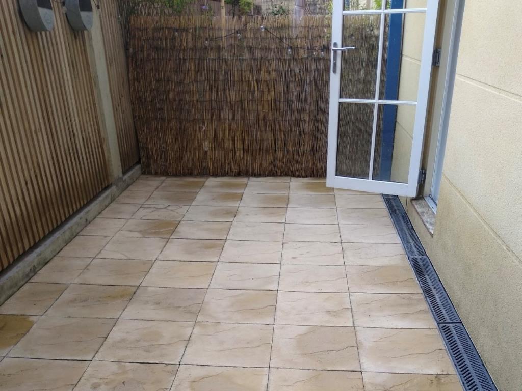 Lot: 93 - GROUND FLOOR TWO-BEDROOM FLAT WITH PATIO - Patio area